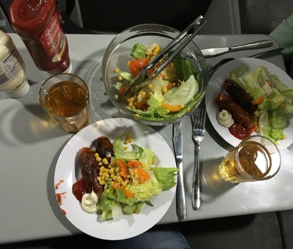 New Zealand - Kaikoura - Unser erstes Abendessen im Camper - und ja der Teller wo am Rand gepatzt wurde ist natürlich meiner