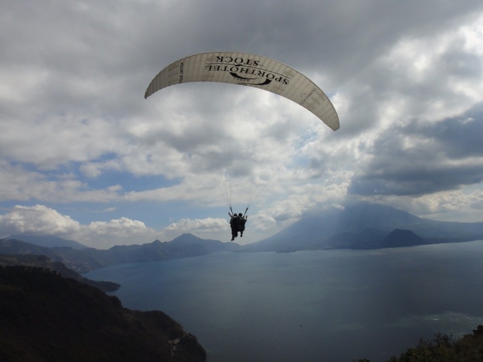 Guatemala - Santa Catarina Palopo - Kathi fliegt in Richtung Atitlan See