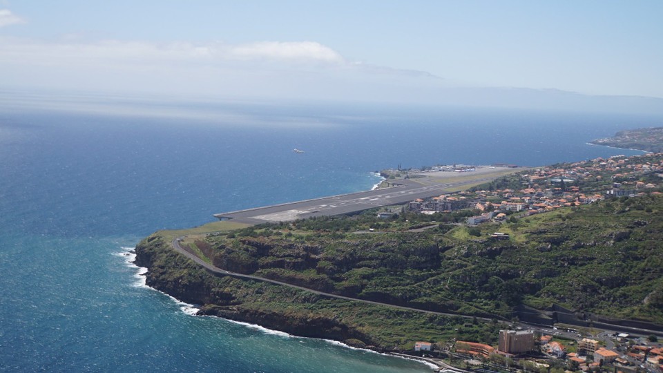 Portugal - Santa Cruz - Blick zum Flughafen