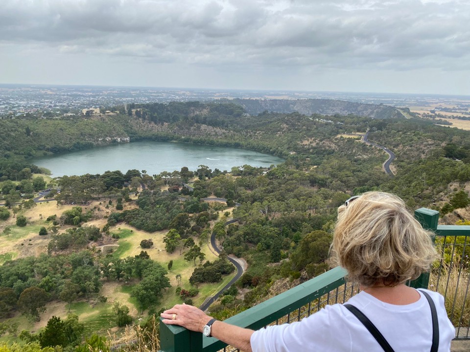 Australien - Mount Gambier - Nach Auskunft im Info Centre sollten Kangeroos im Gebiet dieses Kratersees zu sehen sein. 