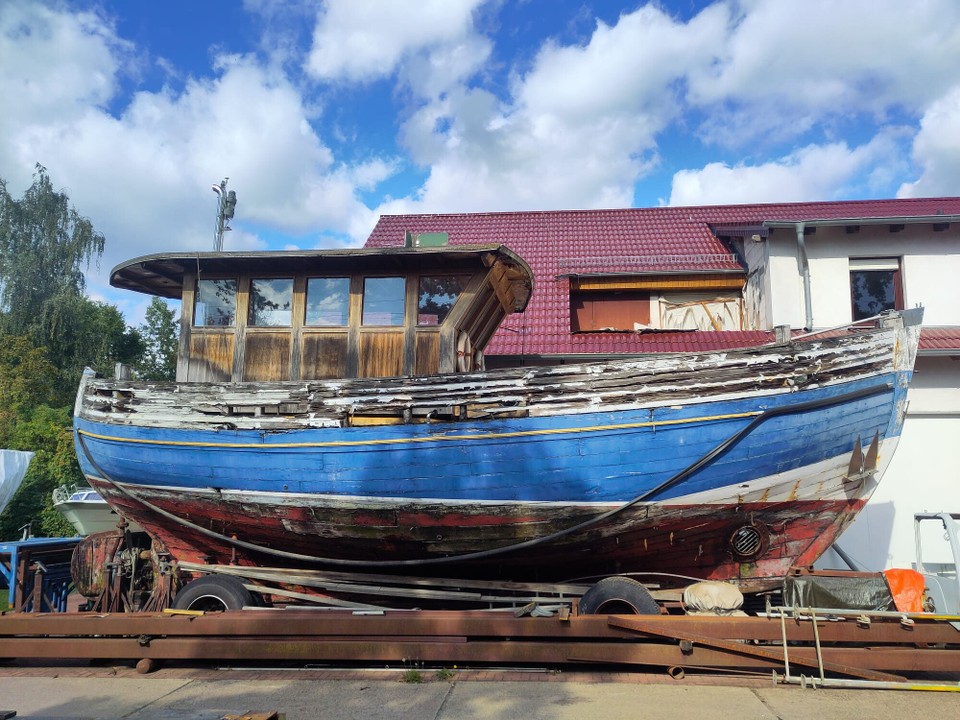 Deutschland - Berlin - Manchmal auch nicht wirklich schön, aber super spannend. Hier waren sie in einer kleinen Werft aktuell am arbeiten. Ob sie dieses Boot wohl wieder schön zum Schwimmen bringen?