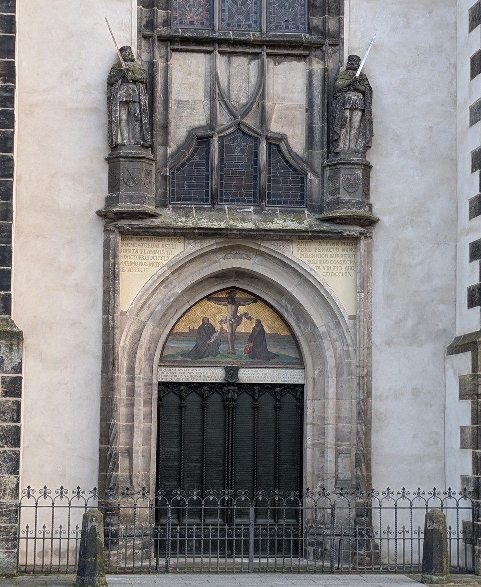 Deutschland - Lutherstadt Wittenberg - Das ist die Bronzetür mit Luthers 95 Thesen von 1517.  Allerdings war sie ursprünglich aus Holz und wurde bei einem Brand zerstört.