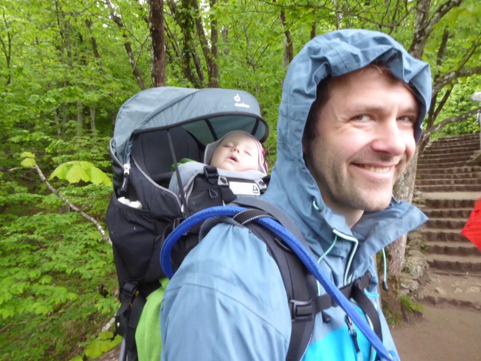 Kroatien - Plitvička jezera - Auch bei Regen ist Lelia gut geschützt und kann gemütlich weiterschlafen 