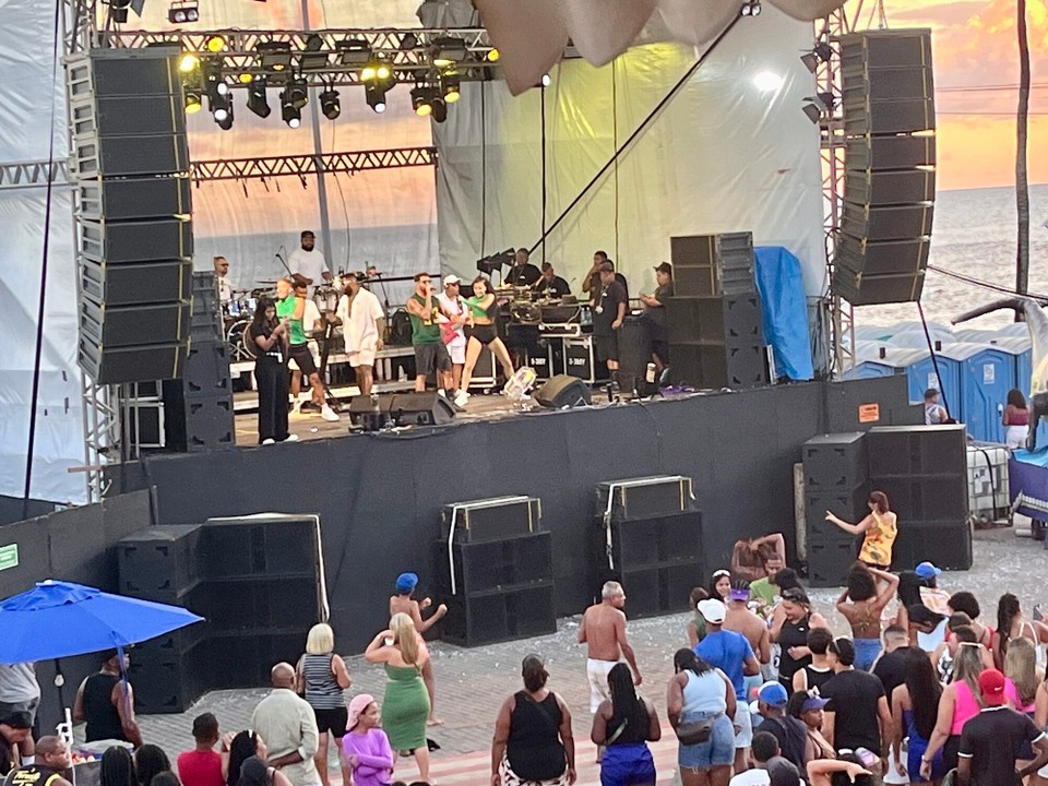 Brasilien - Salvador - Openair Bühne mit gigantischen Boxen