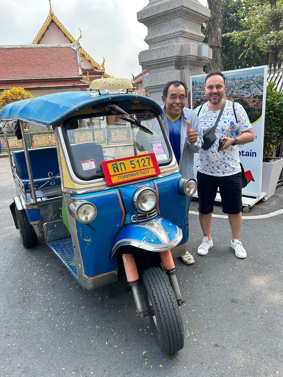 Thailand - Bangkok - Achtung! Das ist der nette Tuk Tuk Fahrer. Er fuhr uns für sehr wenig Geld ganz lange durch die Stadt. Wir fuhren bestimmt 20 Minuten durch Bangkok zum Goldenen Berg, während er uns von seiner Familie erzählte und die ganze Zeit lachte. 

Achtung: Vom nicht so netten Tuk Tuk Faher gibt es kein Bild 