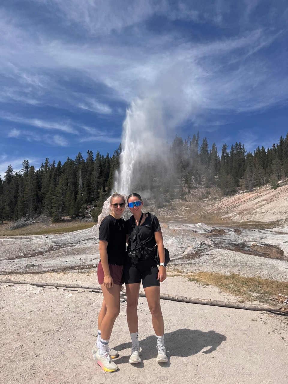 Vereinigte Staaten - Yellowstone National Park - Will mier das aber unbedingt hend welle gseh, hemmer denn halt 3h gwartet. Üsere Meinig nache hed sich das glohnt. Es esch sehr ihdrücklich gsi wie höch die Fontäne sind und mit was fürnere Wucht die ih d‘höchi gönd.😊