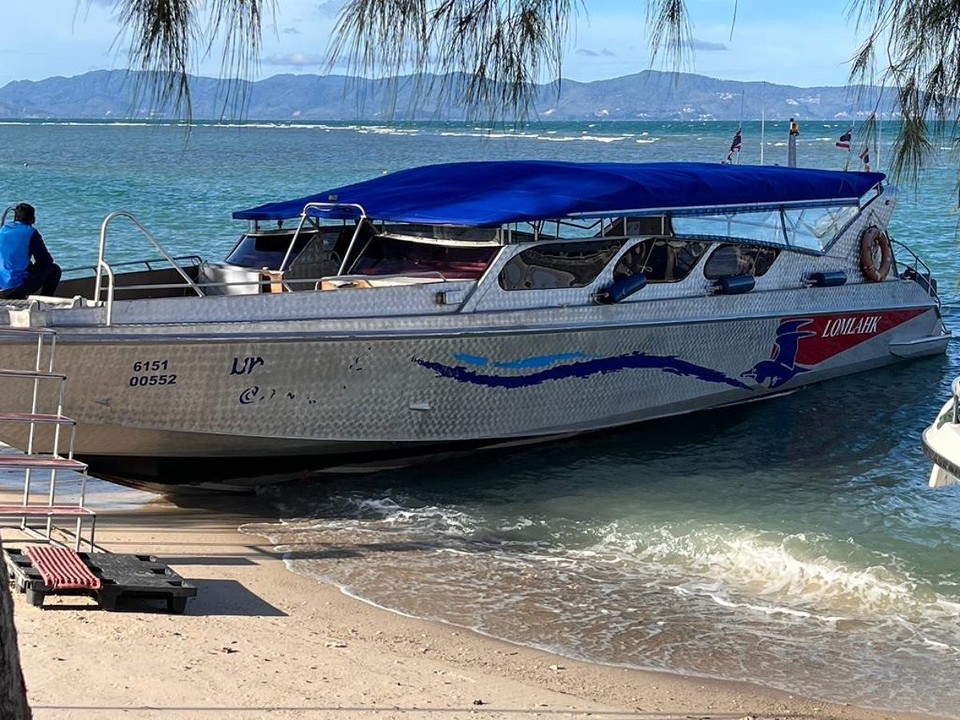 Thailand - Surat Thani - Dieses Boot ist das Transportmittel, dass uns mit fünf 250 PS Motoren von der Insel zum Festland bringt.