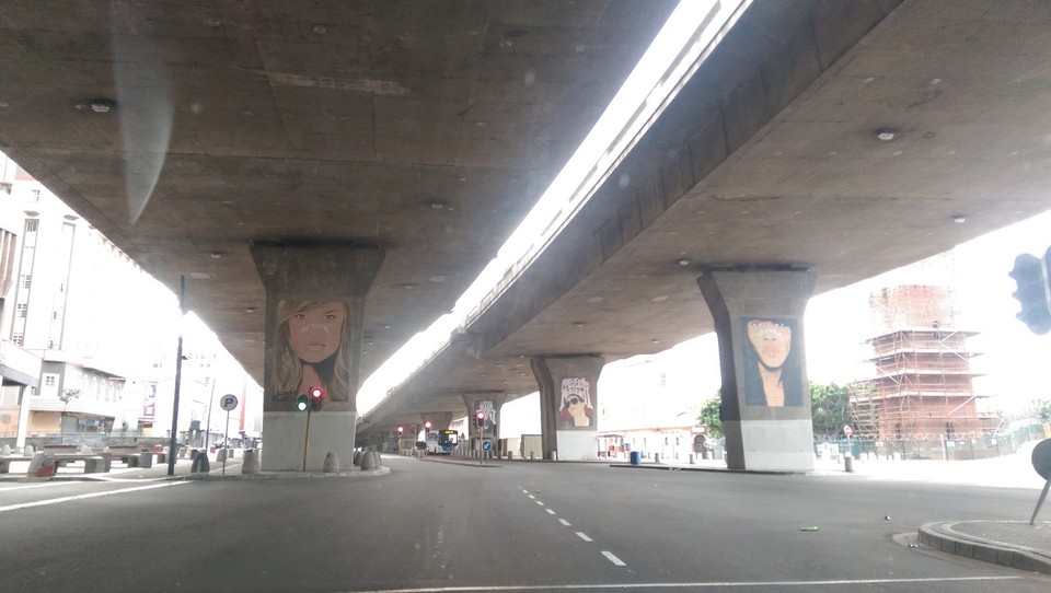 Südafrika - Port Elizabeth - In PE gibt es sehr viele coole Graffitis mit sehr tiefen Bedeutungen über Rassismus.