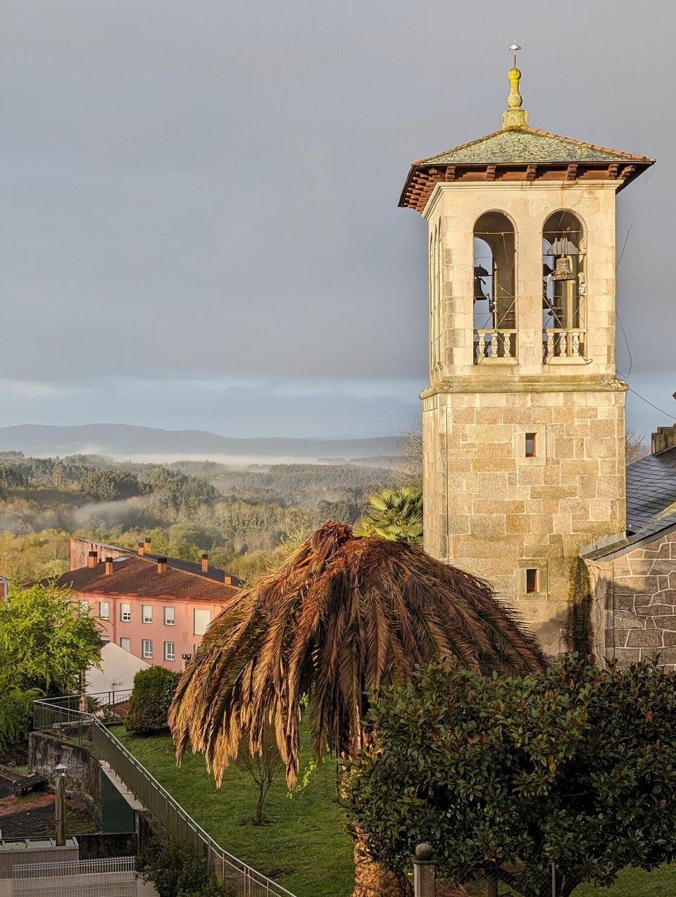 Spanien - Melide - Von unserem Hotel aus sehen wir den Kirchturm der Kirche San Tirso.