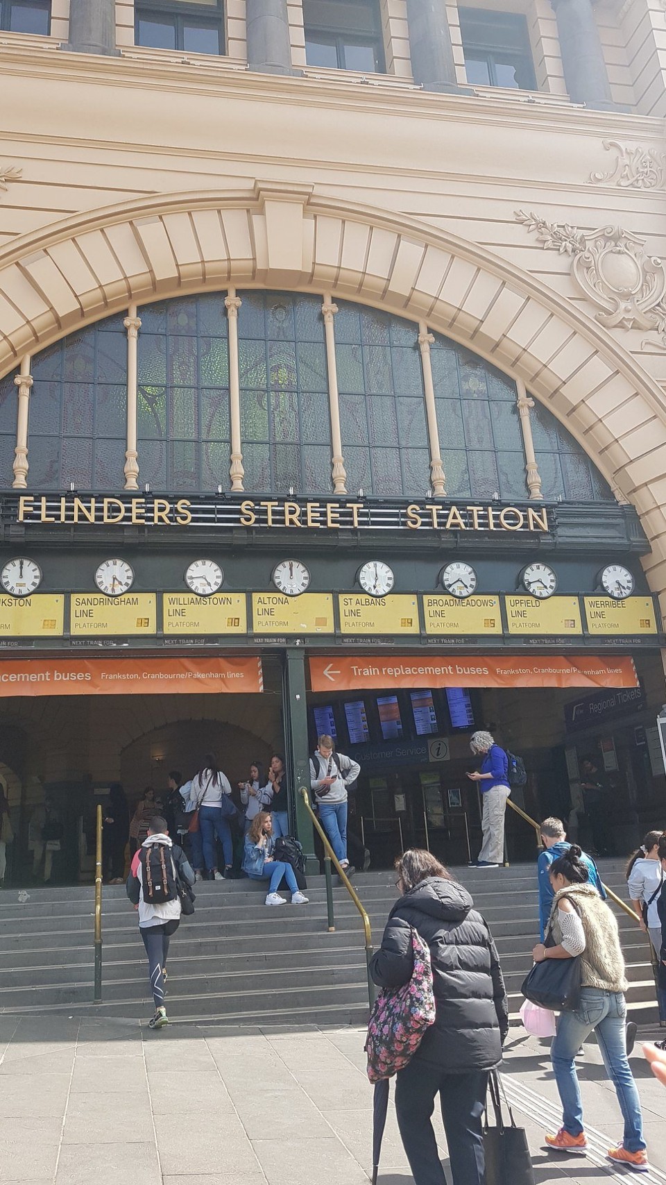 Australien - Melbourne - Die berühmten Uhren vom Flinders Station - Meet me under the clocks