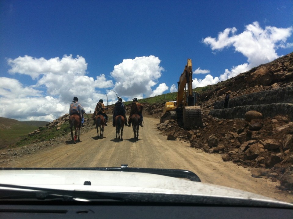 Lesotho - Maseru - Reiter und Bagger,..., die Straße soll asphaltiert werden.