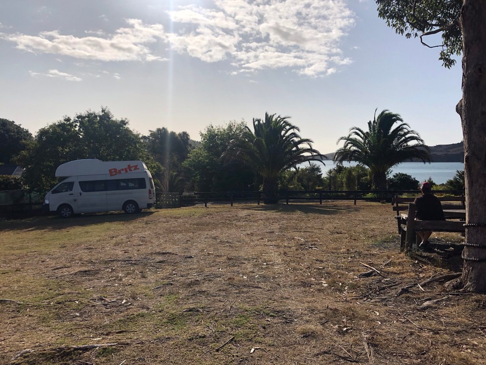 Neuseeland - Te Kouma - Nach einem Einkauf in Coromandel fahren wir zu unserem nächsten Campingplatz: Te Kouma Harbour Cottages, nur etwa 15 Minuten südlich von Coromandel.
Wir sind die einzigen mit Campervan auf der ganzen Wiese.