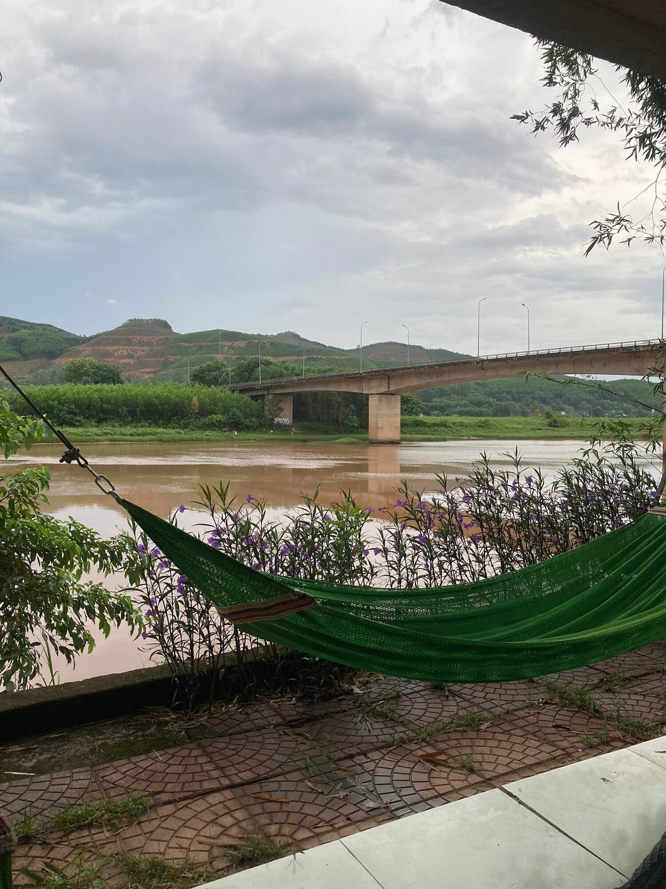 Vietnam - Bo Trach - Hier schlaf ich mal noch für zwei Stündchen, denn im Hostel treff ich noch niemanden an 🙃 schön zugedeckt und vor den Moskitos geschützt 😅