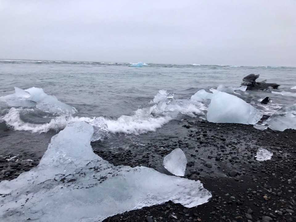 Island - Sveitarfélagið Hornafjörður - Hier mal ein paar Impressionen... je weiter ich am Strand entlang gehe, desto wilder wird das Meer... Jetzt bin ich aber kurz mal alleine unterwegs…