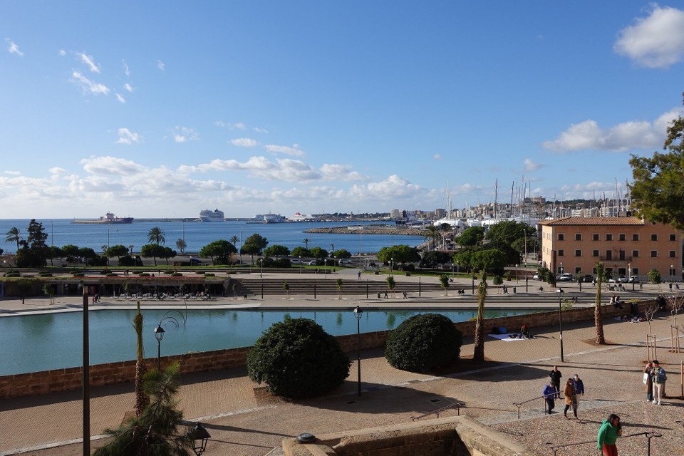Spanien - Palma - Vue vun der Kathedral op den Hafen an op d'Scheff
