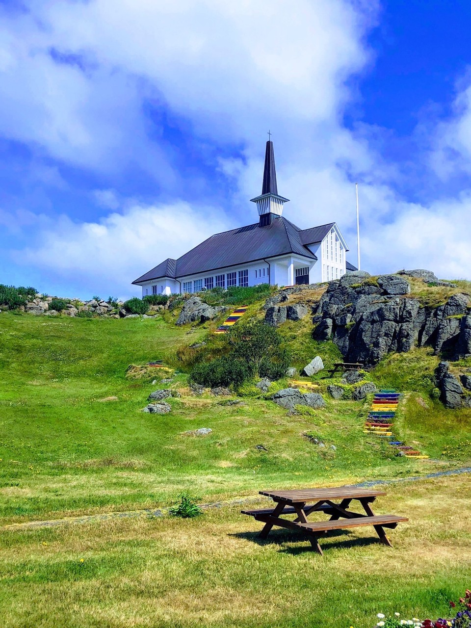 Island - Hólmavík - Die Kirche von Hólmavík liegt ein wenig über dem Hafen. Ein sehr schöner Platz. Hier bleiben wir zum Mittagessen...
