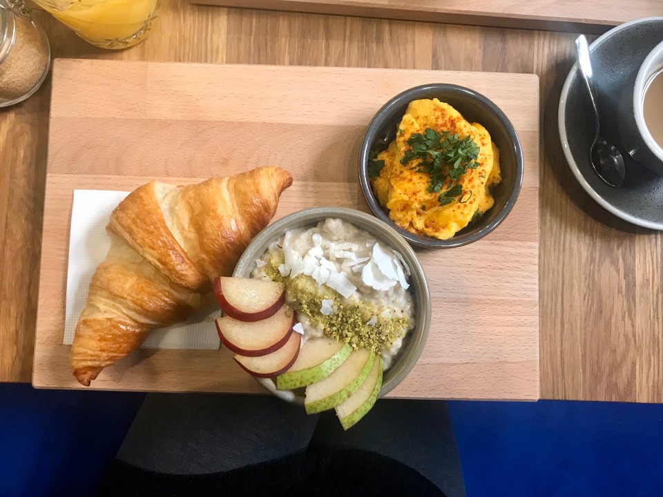 Ungarn - Budapest VII. kerület - Sunday Breakfast | Scrambled Eggs | Croissant | Oat Meal