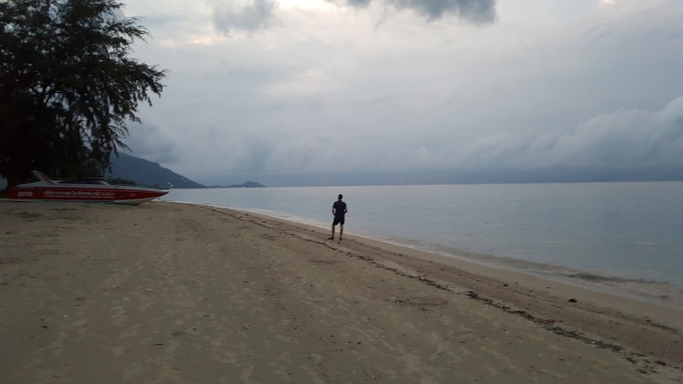 Thailand - Ko Pha-ngan - Das letzte Partybild. Fast hätten wir noch den Sonnenaufgang miterlebt. Da wir aber in 3 h wieder weiter müssen, siegte die Vernunft und wir gingen ins Bett 😆
