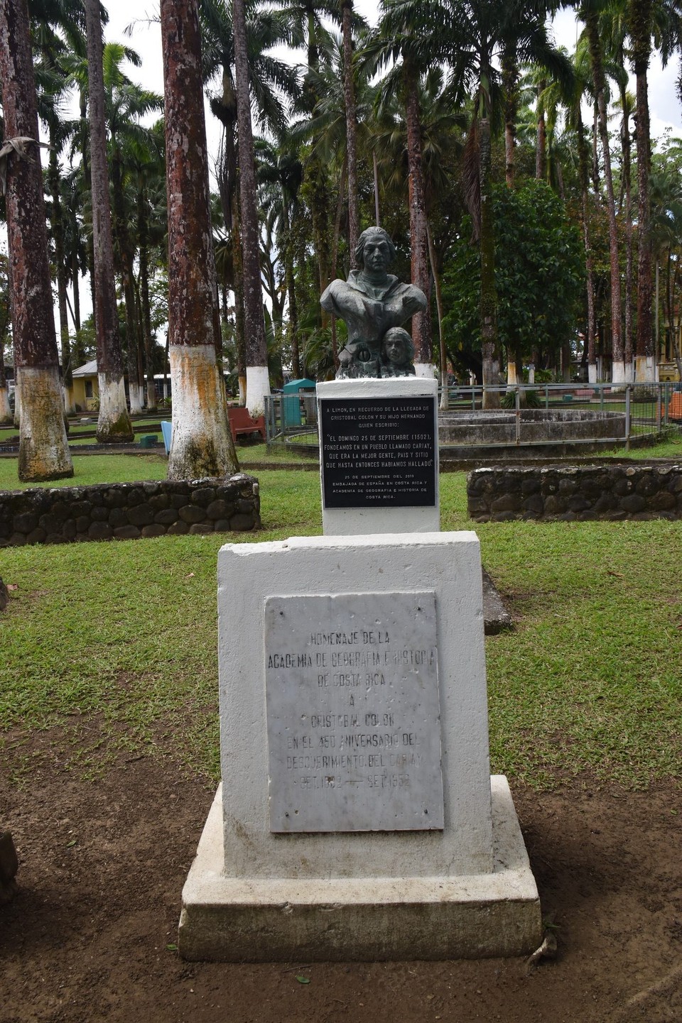 Costa Rica - Sarapiquí - Unsere Fahrt führte uns nach Norden in die Stadt Puerto Limón. Hier soll Columbus mit seinem Sohn im Jahr 1502 vor Anker gegangen sein.Über die Hafenstadt wird heute der größte Teil der Waren verschifft. Kein Wunder das hier hunderte LKW mit Aufdruck Chiquita & Dole die Straßen verstopfen.