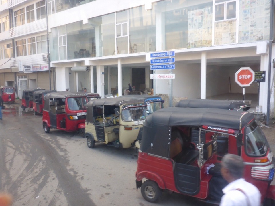 Sri Lanka - Colombo - Die schnellsten Taxis der Welt TUK-TUK