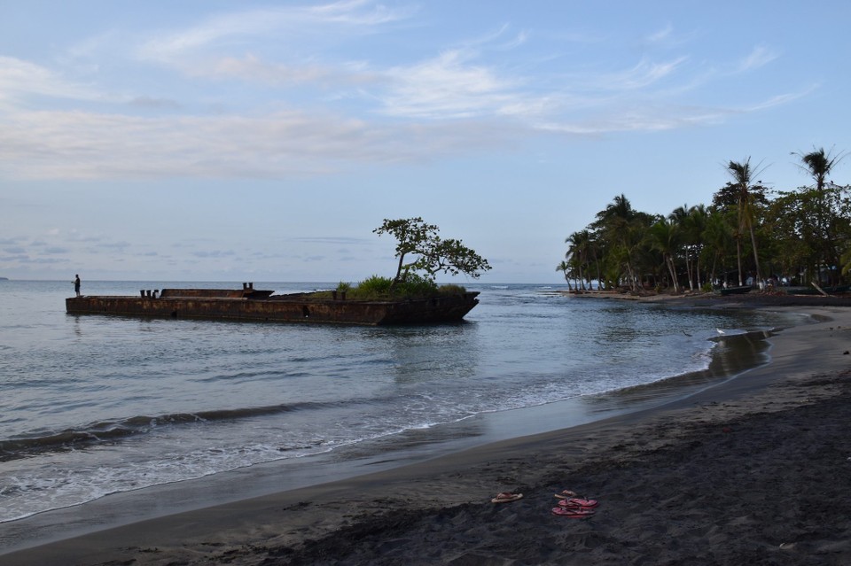 Costa Rica - San José - Puerto Viejo, der schwarze Strand ist schon gewöhnungsbedürftig.