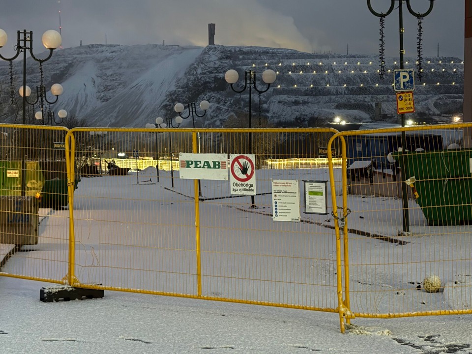 Schweden - Jukkasjärvi - Dahinter die Eisenerz Mine 