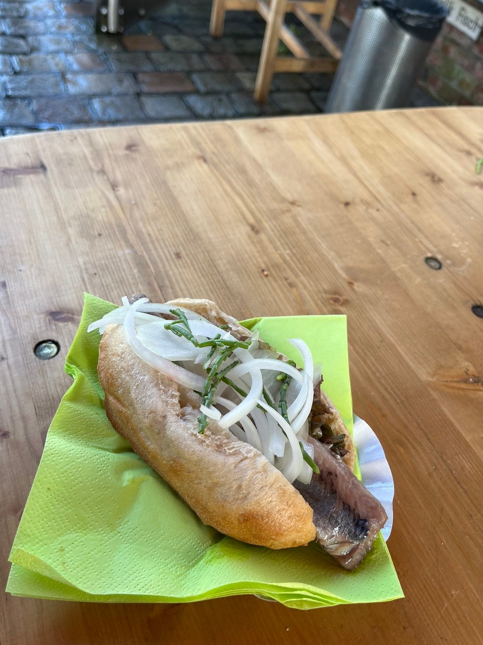 Deutschland - Hamburg - Matjes Brötchen essen