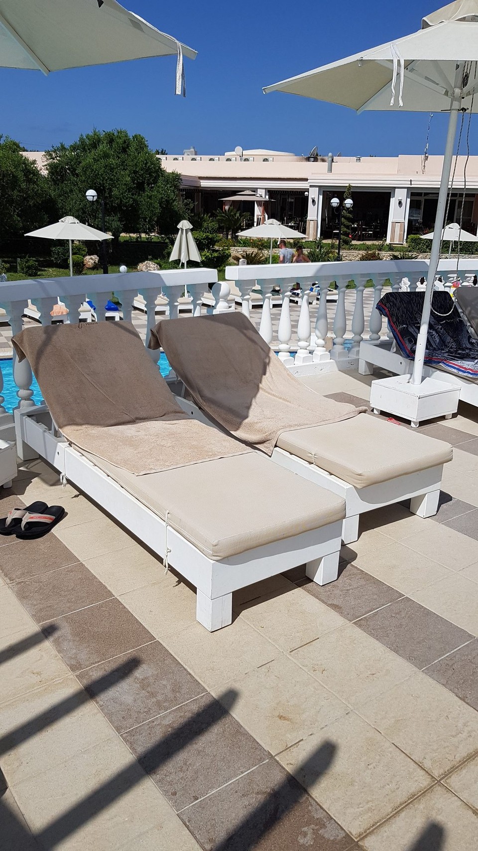 Griechenland - unbekannt - Heute gibt es Sonne pur am Pool.