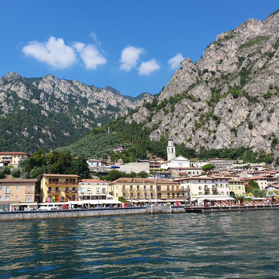 Italien - Limone Sul Garda - Wie der Name Limone schon sagt, hat die Stadt mal von Limonen gelebt. Mönche brachten die Pflanzen mit und in den Zitronengewächshäusern gedeihten die Früchte auf mehreren Ebenen.