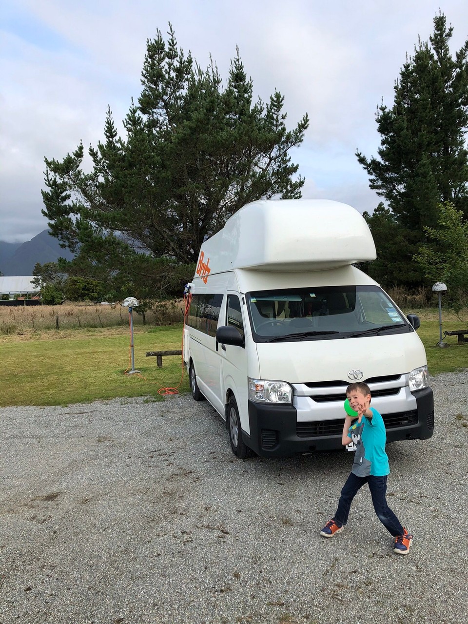 Neuseeland - Whataroa - Wir übernachten beim Wataroa Hotel auf einem Parkplatz mit Strom.
Der Parkplatz ist ganz ok. Es hat nur wenige Fahrzeuge.