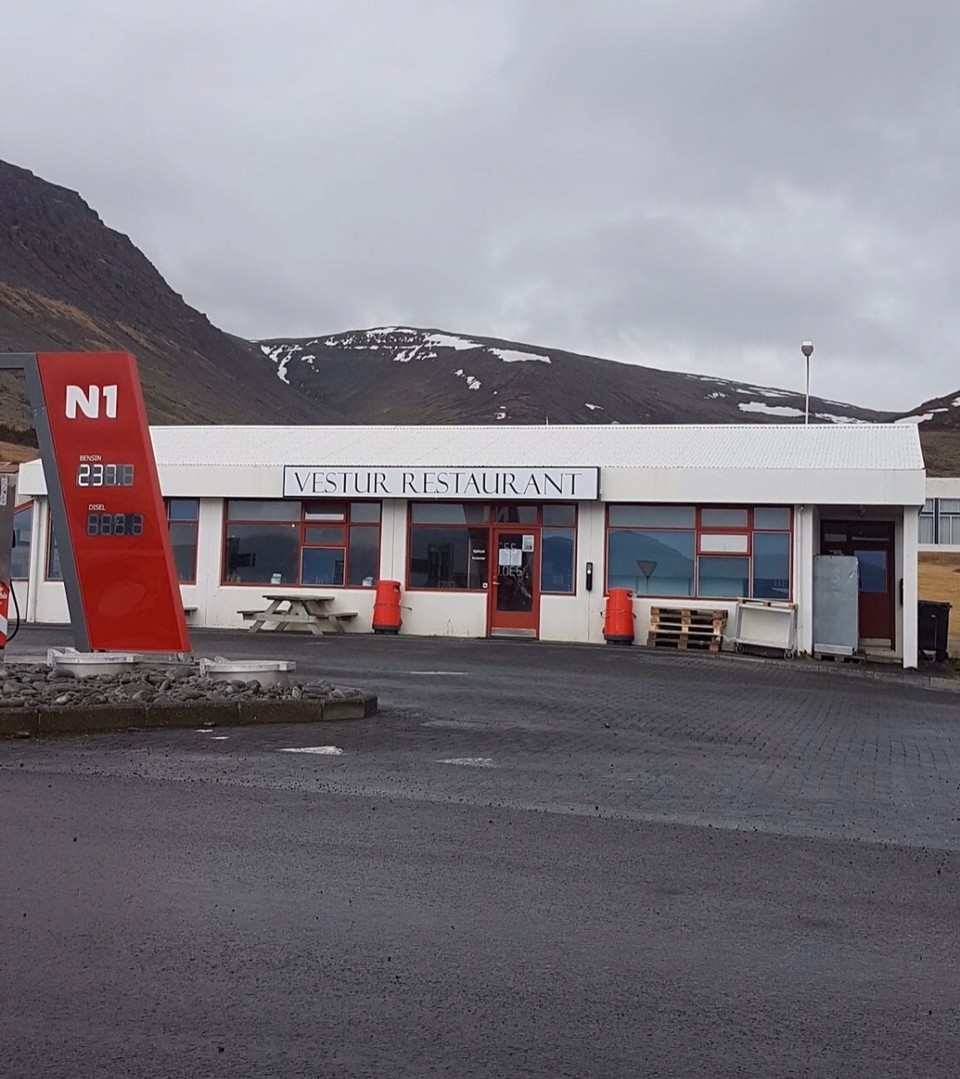 Island - Patreksfjörður - Hier tanken wir auf. Den Camper und die Kinder 😍👍