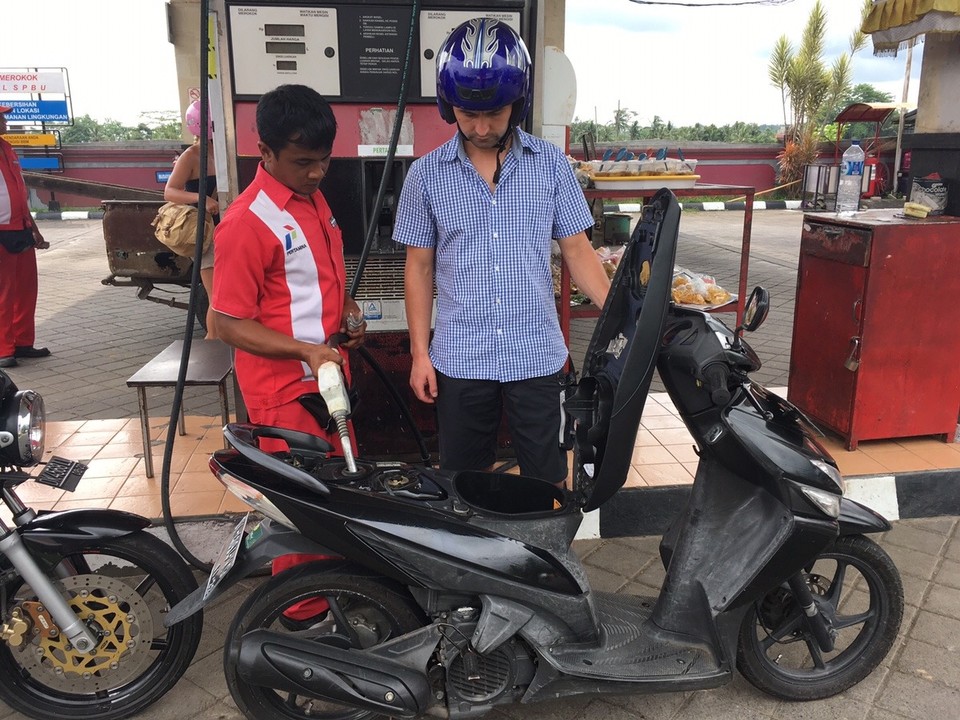 Indonesien - Bangli - Einmal vollmachen bitte. Kosten: sage und schreibe etwas mehr als 2€