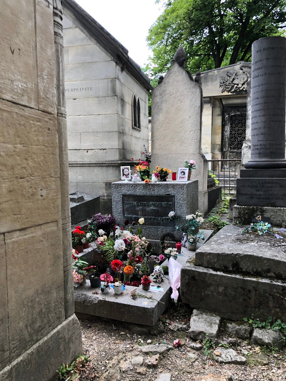 Frankreich - Paris - Eines der berühmtesten Gräber der Rockgeschichte. Das von Jim Morrison. 