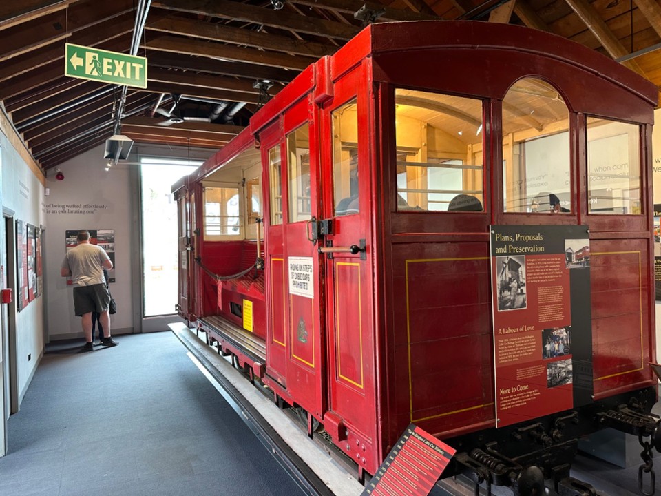 Neuseeland - Wellington - Fahre vom Hostel mit meinen Flamingoroller 3Tagespass für 19,99$ je 45 free Min zum Cable Car 🚠 und fahre für 11,$ Returnticket hoch, Cable car Museum