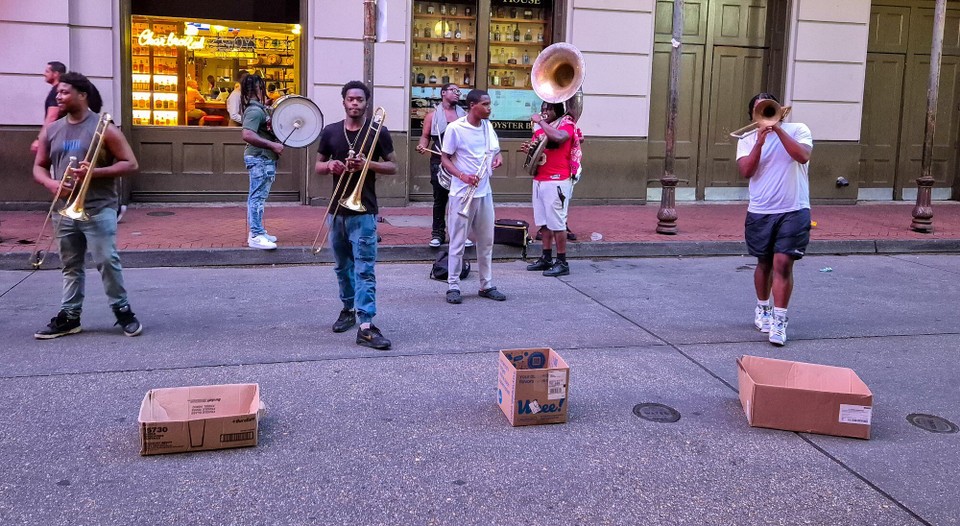 USA - New Orleans - Heute auch Straßenmusik, auch ohne Verstärker irre laut.