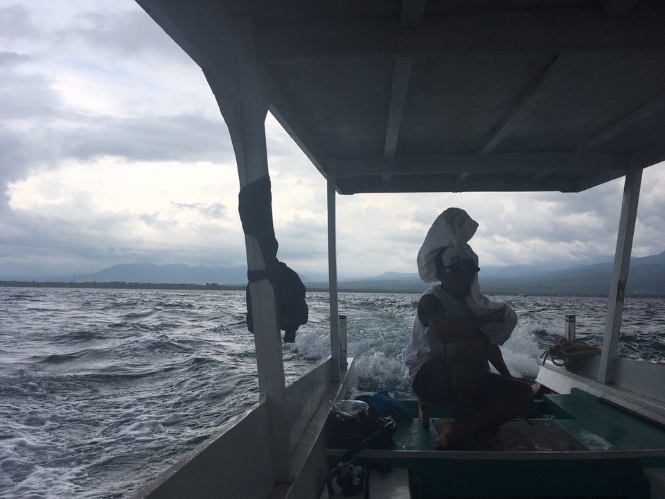 Indonesien - Lombok Utara - Rückfahrt - kurzzeitig zog ein Sturm auf und für ein paar Minuten regnete es. Man muss dazu sagen, dass derzeit Regenzeit ist, dafür regnet es wirklich wenig hier. Wir haben aber gehört, dass es vor 3 Wochen eine ganze Woche durchgeregnet hat