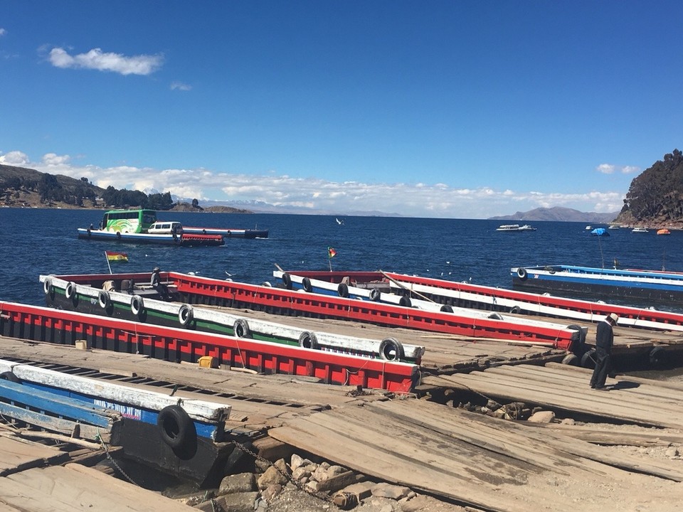 Bolivien -  - Hinten Links wird unser Bus über den See geführt. Wir selbst durften ein Boot nehmen.