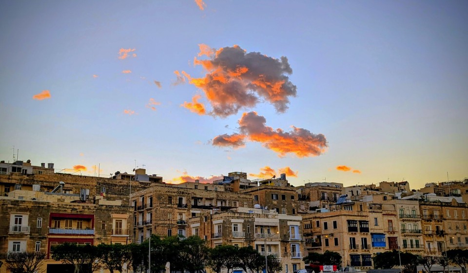 Malta - Valletta - Die Sonne bringt die Wolken zum glühen und wir nehmen die Fähre zur Altstadt von Valletta.