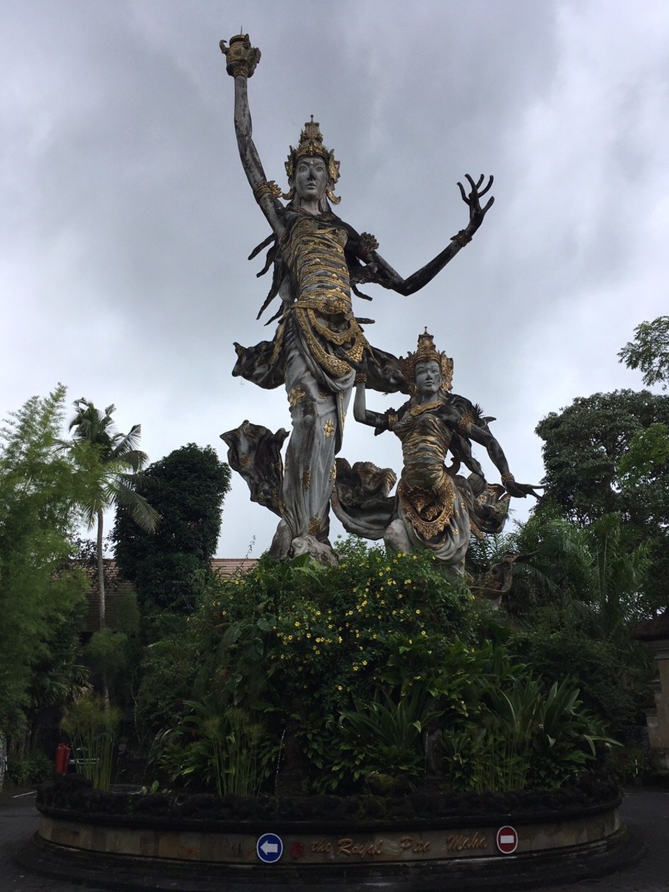 Indonesien - Gianyar - Eine riesige Statue am Eingang der Anlage