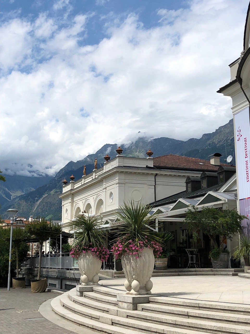 Italien - Meran - Der Kurort Meran ist rundum von Bergen der Dolomiten umgeben
