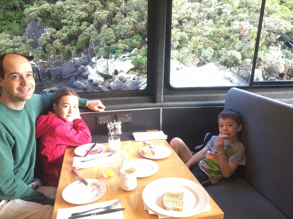Neuseeland - Milford Sound - Frühstück mit Ausblick auf zwei Seelöwen.