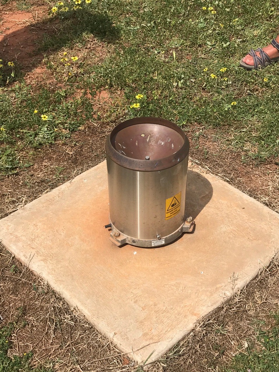 - Australia, Geraldton - And with all this technology, this is how they measure rainfall.. a tin collects water when it rains !!