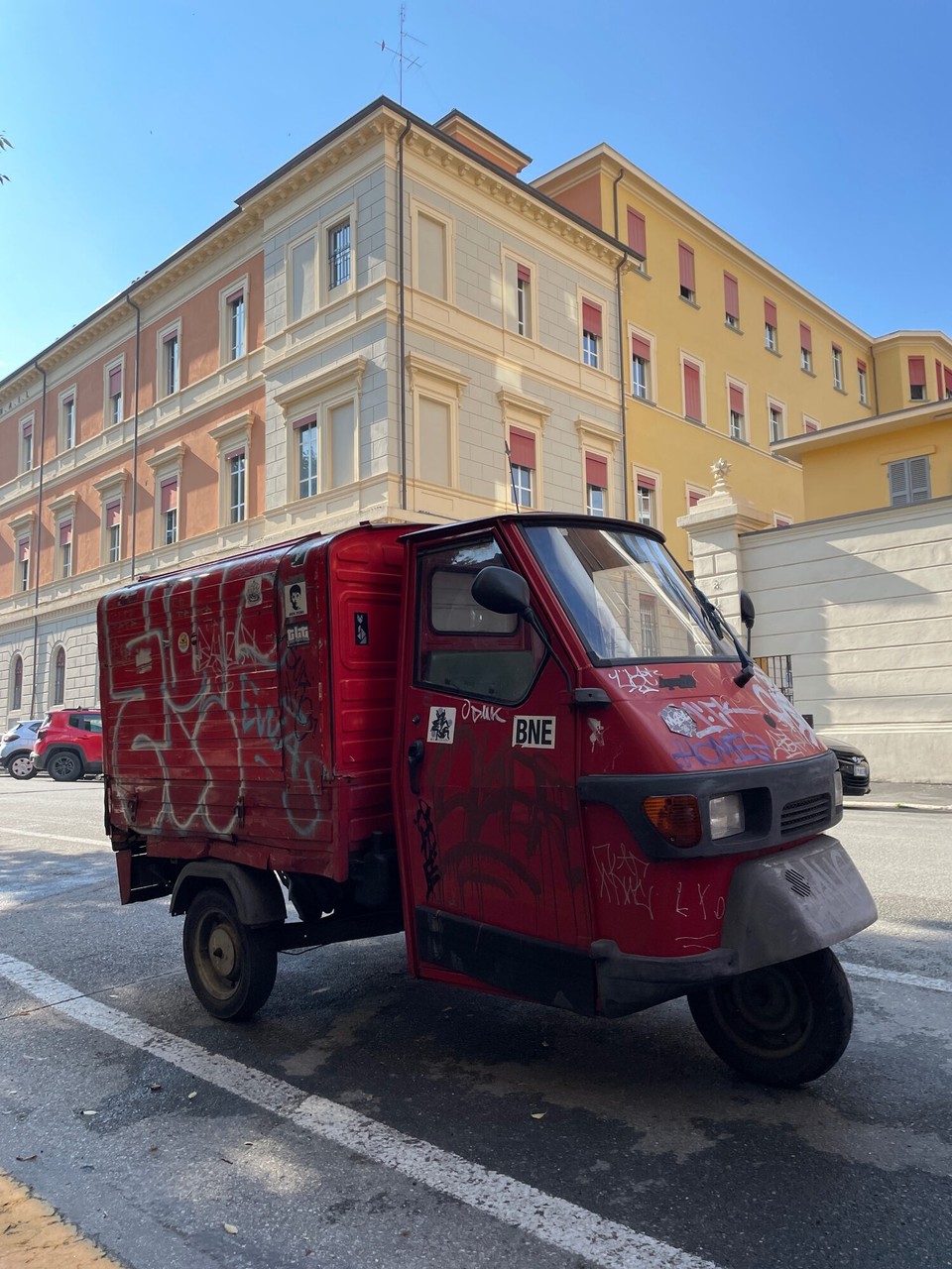 Italien - Bologna - Nicht jeder rote Wagen ist ein Ferrari 