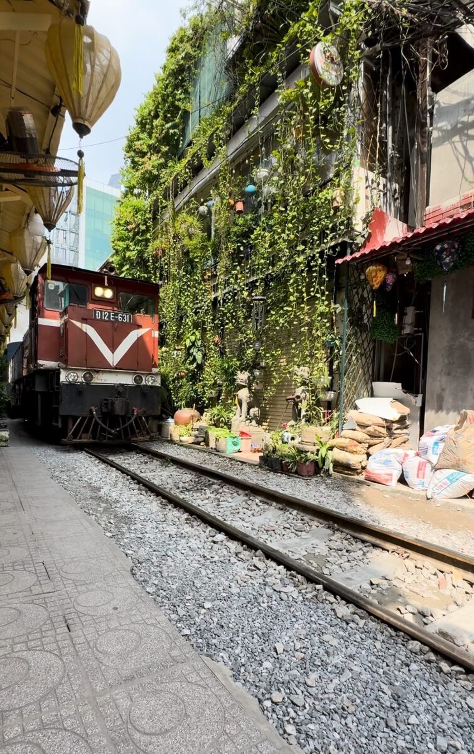 Vietnam - Hanoi - So sieht’s aus, wenn der Zug kommt
