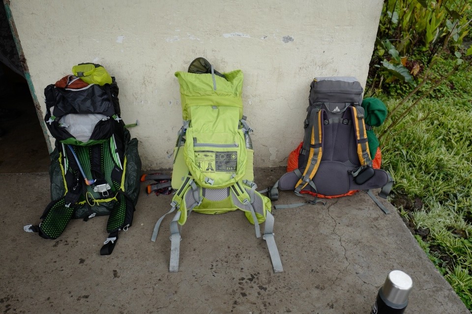 Democratic Republic of the Congo -  - Mit Schlafsack, 5 Liter Wasser, Verpflegung und Wechselkleidung wiegen die Rucksäcke geschätzt 12-15kg.