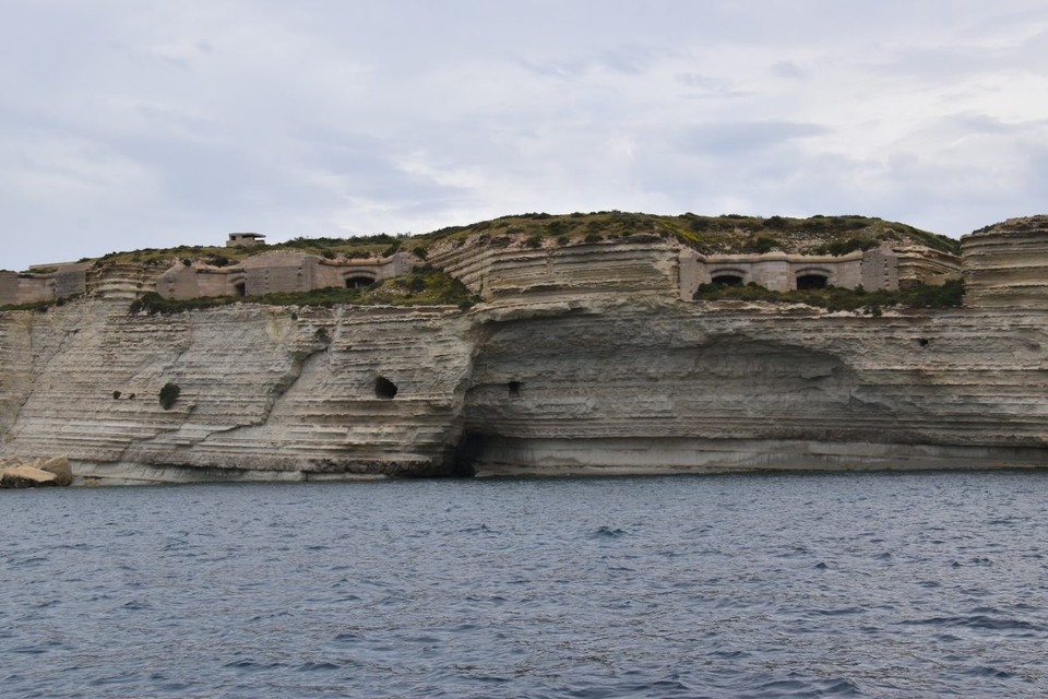 Malta - Marsaxlokk - An der Hafenausfahrt ging es vorbei am Fort Delimara.