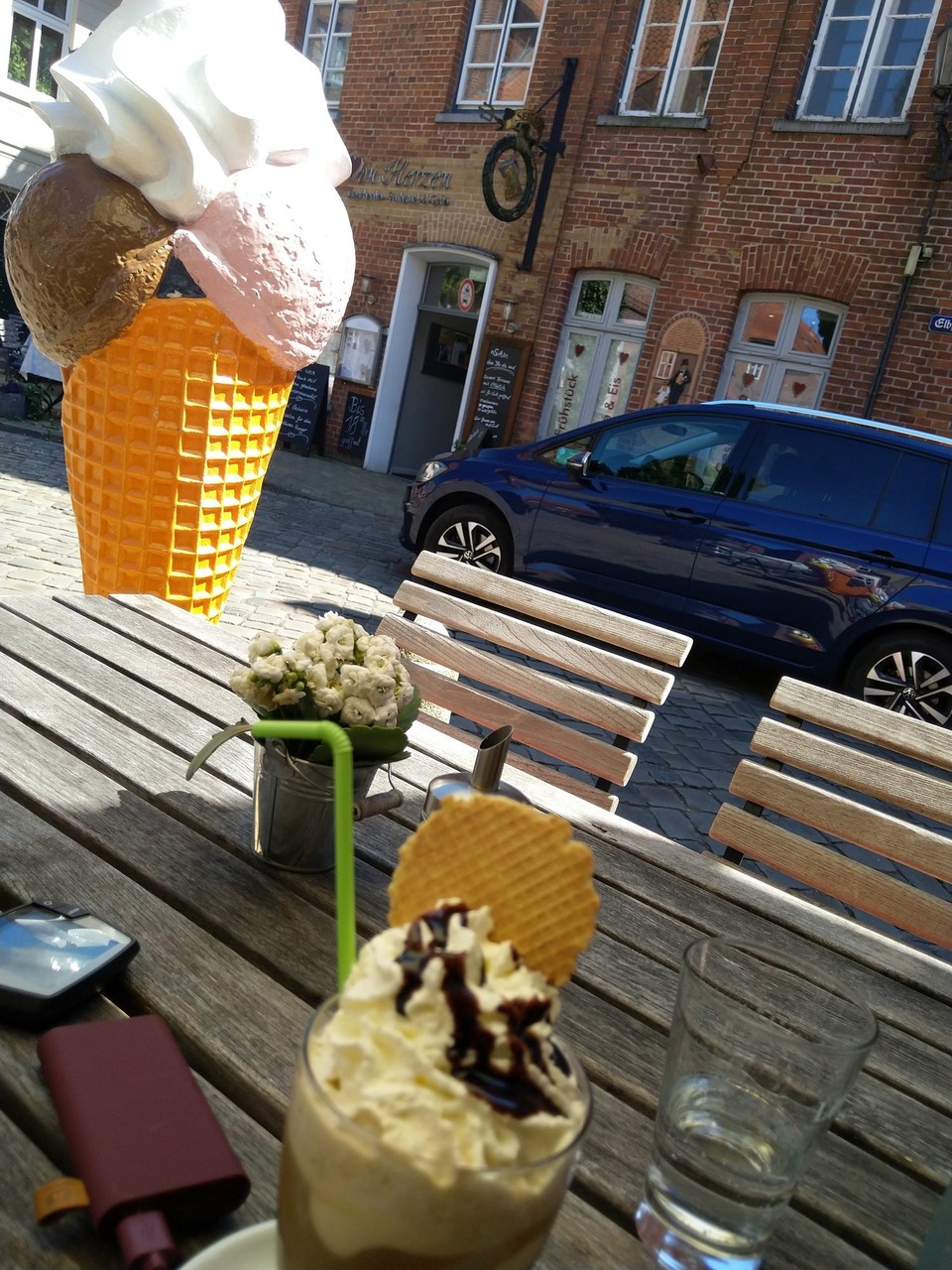 Deutschland - Boizenburg/Elbe - "Für Frau Bräunling bitte einen Eiskaffee und ein kleines Eis in der Waffel."
