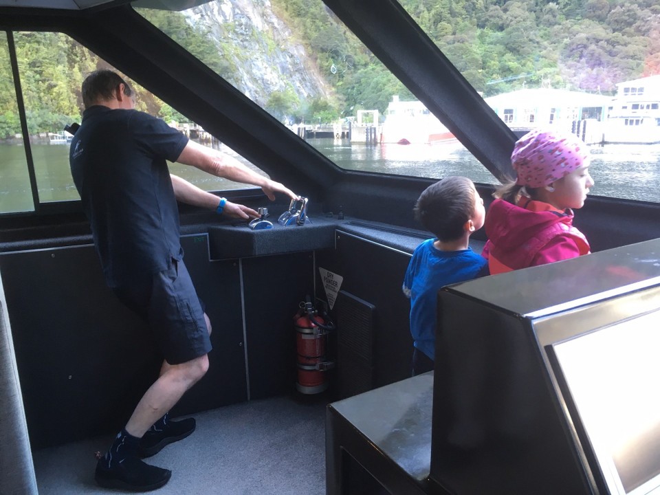 Neuseeland - Milford Sound - Einfahrt in den Hafen. Unser Kapitän Dave.