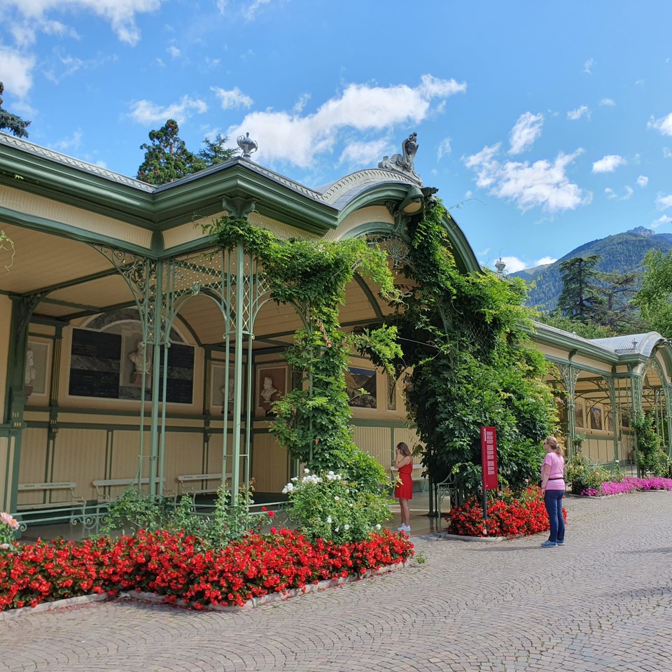 Italien - Meran - Die Wandelhalle Merans wurde gebaut, damit die Kurgäste auch bei Regen umherwandeln konnten. Ab März und April musste hier die Molkekur eingenommen werden. Man trank die Molke auf nüchternen Magen und sollte dabei umherlaufen.