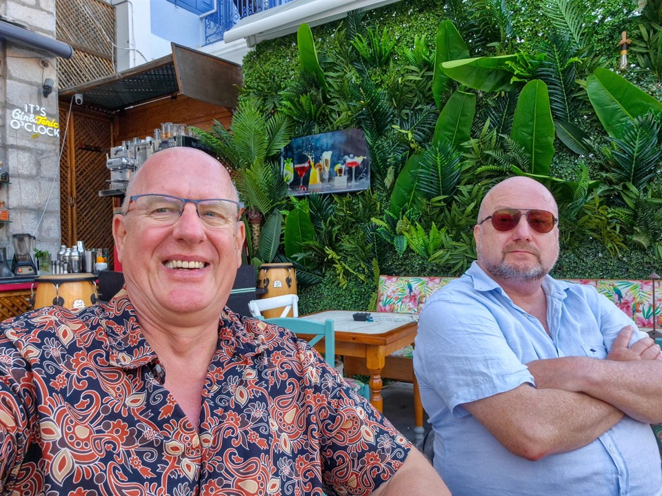 Griechenland - Symi - Die einzige Bar ohne Überdachung. LOS. Ja, sie können die Markise ausfahren, haben sie aber nicht.